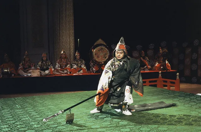 Wielding polearms, a dancer advances in the role of a fierce warriors during dress rehearsal of the Osaka Garyo-Kai Company at New York's Carnegie Hall, October 6, 1978. The company wears the ornate priceless costumes of Bugaku, the ceremonial dance tradition of the Japanese Imperial household. (Photo by Richard Drew/AP Photo)