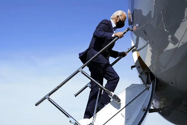 Democratic presidential candidate former Vice President Joe Biden ducks his head as he boards a plane at Harrisburg International Airport in Middletown, Pa., Monday, September 7, 2020. (Photo by Carolyn Kaster/AP Photo)