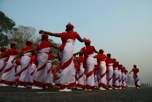 Indian cadets take part in a rehearsal ahead of the forthcoming Republic Day parade  in Kolkata on January 21, 2018. India will celebrate its 69th Republic Day on January 26. (Photo by Dibyangshu Sarkar/AFP Photo)