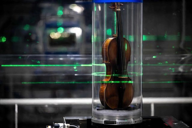 This photograph taken on March 11, 2024 shows the world's most famous violin, “Il Cannone”, made in 1743 and played by the great virtuoso Niccolo Paganini, being examined by a synchrotron during a non-destructive X-ray analysis carried out by ESRF scientists (European Synchrotron Radiation Facility) in Grenoble. (Photo by Jean-Philippe Ksiazek/AFP Photo)