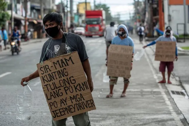 Jeepney drivers wearing face masks and placards reading “sir/mam, asking for help, we are jeepney drivers” ask for alms on a road a in Manila on August 6, 2020. The Philippines plunged into recession after its biggest quarterly contraction on record, data showed on August 6, as the economy reels from coronavirus lockdowns that have wrecked businesses and thrown millions out of work. (Photo by Lisa Marie David/AFP Photo)