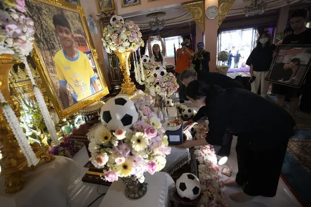 Family members of Duangphet Phromthep bring his ashes to Wat Phra That Doi Wao temple in Chiang Rai province Thailand, Saturday, March 4, 2023. The cremated ashes of Duangphet, one of the 12 boys rescued from a flooded cave in 2018, arrived in the far northern Thai province of Chiang Rai on Saturday where final Buddhist rites for his funeral will be held over the next few days following his death in the U.K. (Photo by Sakchai Lalit/AP Photo)
