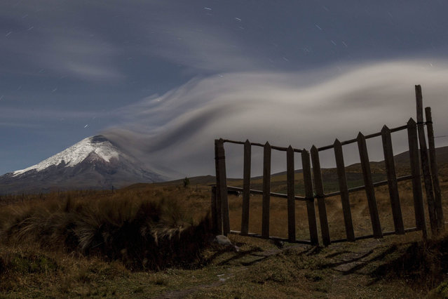A night-time view of Cotopaxi volcano spitting ashes from el Pedregal in Ecuador, 27 August 2015. (Photo by Jose Jacome/EPA)