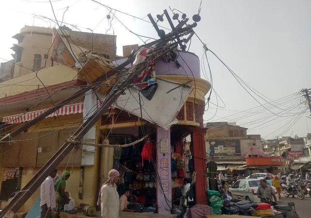 A damaged electric pole is pictured in a market after strong winds and dust storm in Alwar, in Rajasthan, India May 3, 2018. (Photo by Reuters/Stringer)