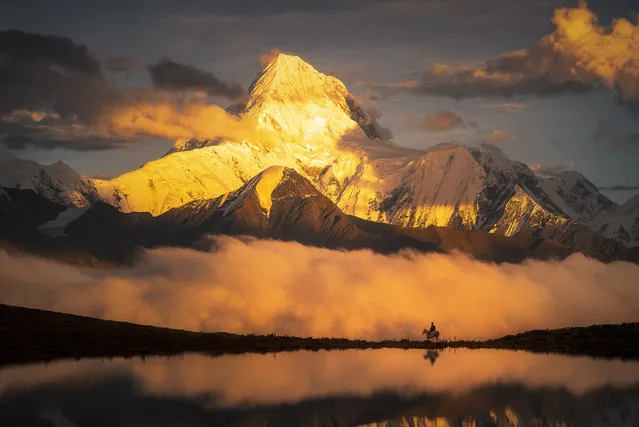 Shortlist, open competition, landscape. I know I’m not alone. On the way to seek the best view at Mount Gongga in Sichuan province, China. (Photo by Jinjing Lyu/Sony World Photography Awards)