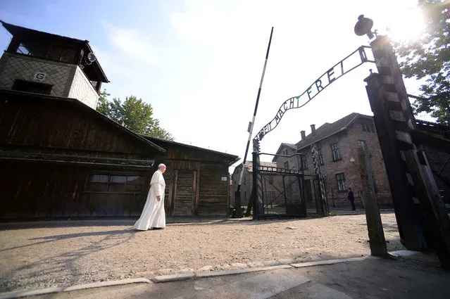 Pope Francis walks through Auschwitz's notorious gate with the sign “Arbeit Macht Frei” (Work sets you free) during his visit to the former Nazi death camp, Poland, July 29, 2016. (Photo by Filippo Monteforte/Reuters)