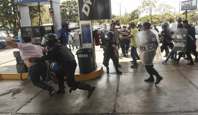 Police detain protesters in Managua, Nicaragua, Saturday, March 16, 2019. Nicaragua's government banned opposition protests in September and police broke up Saturday's attempt at a demonstration to pressure the government to release hundreds of protesters held in custody since 2018. (Photo by Alfredo Zuniga/AP Photo)