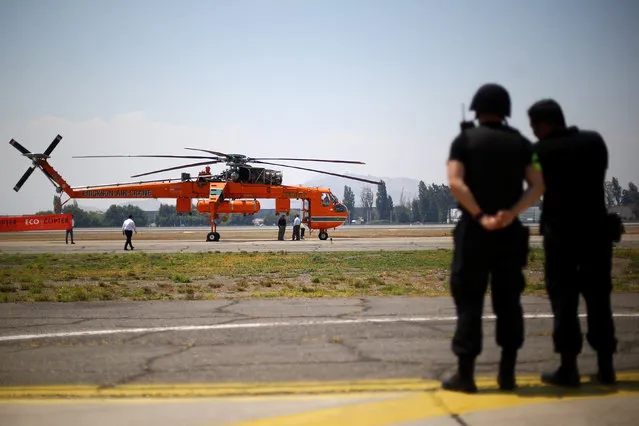 A fire fighting helicopter “Sky crane” is seen at Santiago's airport after arriving to help to extinguish wildfires in Chile's central-south regions, Chile February 2, 2017. (Photo by Ivan Alvarado/Reuters)