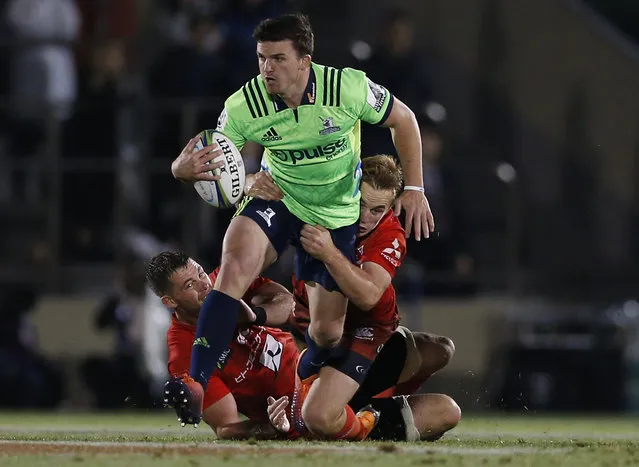 Highlanders' Bryn Gatland is tackled by Sunwolves' Hayden Parker, right, during the Super Rugby game between the Highlanders and Sunwolves in Tokyo, Friday, April 26, 2019. (Photo by Shuji Kajiyama/AP Photo)