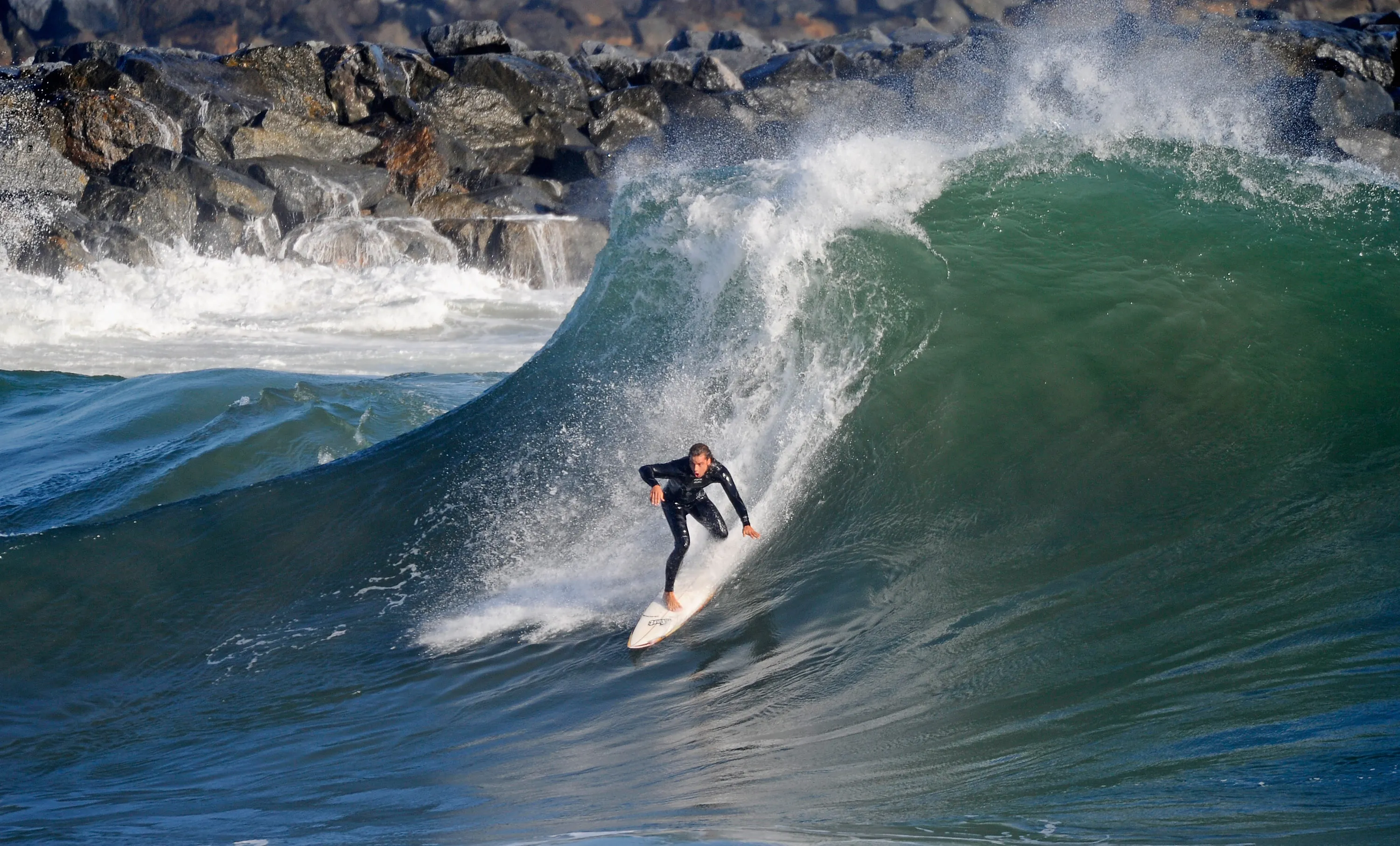 Surf picture. Серфер на гребне волны. На гребне волны серфборд. Серфинг на гребне волны. Серфер на волне.