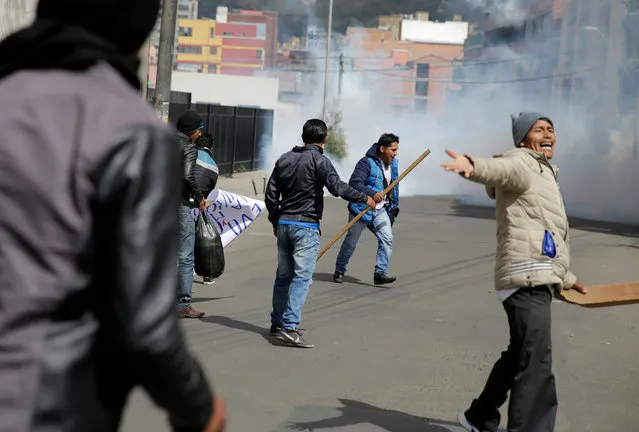 Coca growers from Yungas clash with riot policemen in La Paz, Bolivia, February 21, 2017. (Photo by David Mercado/Reuters)