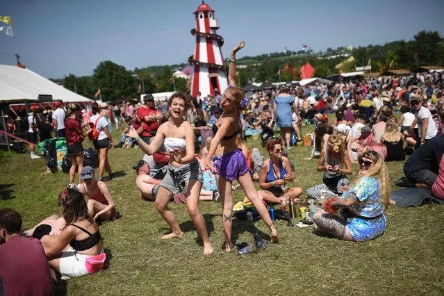 Revellers attend the Glastonbury Festival of Music and Performing Arts on Worthy Farm near the village of Pilton in Somerset, South West England, on June 27, 2019. (Photo by Oli Scarff/AFP Photo)