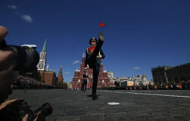 Russian honour guard soldiers take part in a rehearsal for the Victory Day military parade at Red Square in Moscow on May 7, 2017. (Photo by Maxim Shemetov/Reuters)