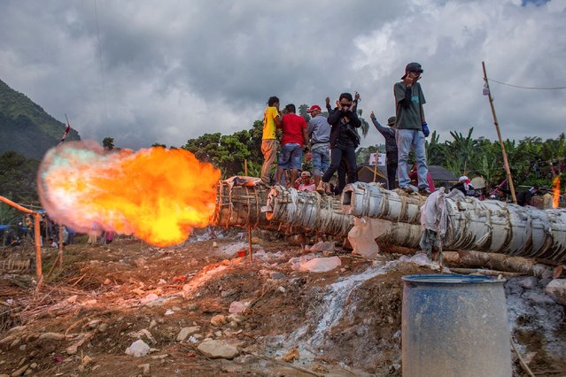 People fire traditional cannons during a festive event locally known as “Kuluwung”, which is held a few days after Eid al-Fitr, in Bogor, West Java on May 4, 2023. (Photo by Aditya Aji/AFP Photo)