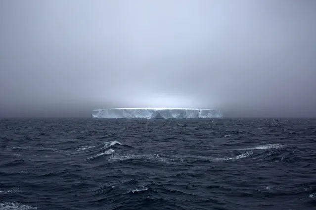 “O gelo flutuante”. A bordo do navio polar brasileiro Ary Rangel, no caminho para a Antártica, o Icebergue é visto flutuando. Photo location: Antártida. (Photo and caption by Igo Bione/National Geographic Photo Contest)