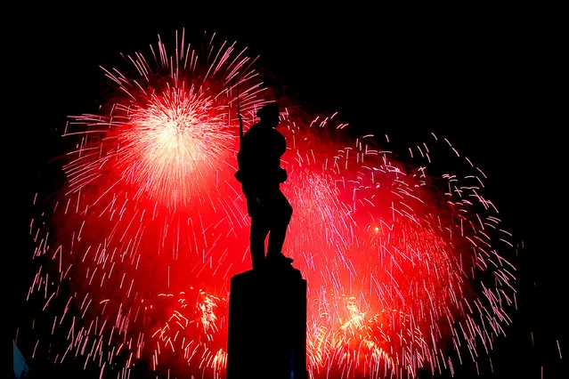 Fireworks illuminate the sky on Poklonnaya Hill marking the 72th anniversary of the Victory over Nazi Germany in the Great Patriotic War of 1941-1945 in Moscow, Russia on May 9, 2017. (Photo by Sefa Karacan/Anadolu Agency/Getty Images)