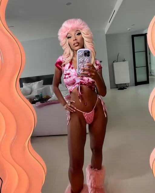 American rapper Amala Ratna Zandile Dlamini, known professionally as Doja Cat slips into a pink ensemble for a mirror selfie in the last decade of June 2022. (Photo by dojacat/Instagram)