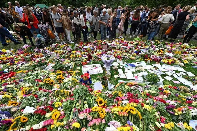 Floral tributes are pictured in Green Park, near Buckingham Palace, in London on September 11, 2022. Charles III was formally proclaimed Britain's new king by the Accession Council on Saturday in a history-laden ceremony following the death of his mother Queen Elizabeth II. (Photo by SEbastien Bozon/AFP Photo)