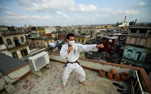 Cuban Alejandro Lopez trains martial arts on the roof of his home in Havana on April 7, 2020. Due to the social isolation caused by COVID-19, many athletes excercise at home. Cuba has 350 cases of the new coronavirus. Some neighborhoods are quarantined, and more than 6,000 tourists who are still in the island remain isolated in hotels. (Photo by Yamil Lage/AFP Photo)