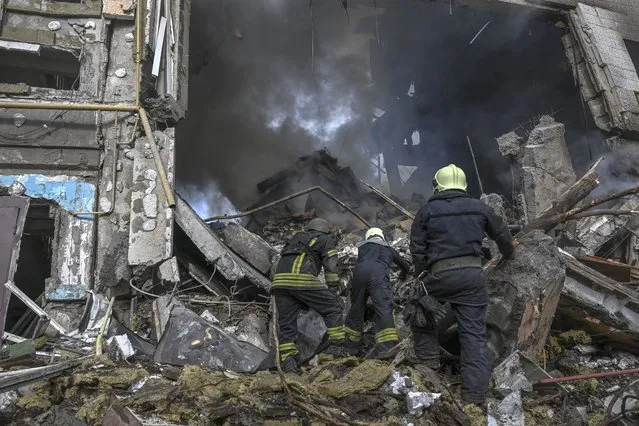 Firefighters extinguish a fire after a flat was hit by a missile strike in Bakhmut, Donetsk region, on September 15, 2022, amid the Russian invasion of Ukraine. Thick white smoke, visible for miles around, rises over Bakhmut: this Ukrainian-controlled town in the Donbas is still under Russian offensive pressure despite the retreat of Moscow's troops in the northeast. (Photo by Juan Barreto/AFP Photo)