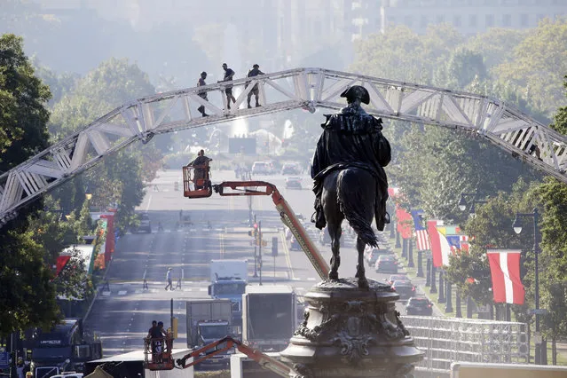 Workers build a stage ahead of Pope Francis' scheduled visit, Thursday, September 17, 2015, on Eakins Oval in view of a statue of George Washington, in Philadelphia. (Photo by Matt Rourke/AP Photo)