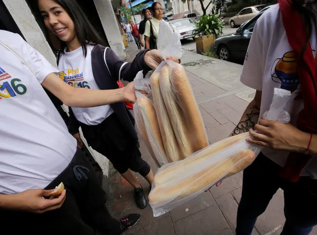 Women show fresh bread outside from a bakery in Caracas, Venezuela September 15, 2016. (Photo by Henry Romero/Reuters)