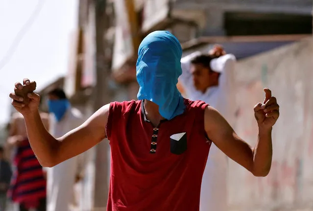 A masked demonstrator reacts during a protest against the recent killings in Kashmir, in Srinagar September 23, 2016. (Photo by Danish Ismail/Reuters)