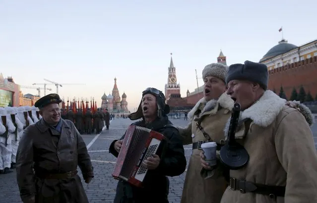People, dressed in historical uniforms, sing a song as they take part in a military parade rehearsal in Red Square near the Kremlin in central Moscow, Russia, November 6, 2015. (Photo by Maxim Shemetov/Reuters)