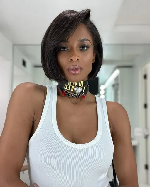 American singer Ciara in the second decade of May 2023 sends “lots of love” to her fans with a selfie with her eye-catching choker. (Photo by ciara/Instagram)