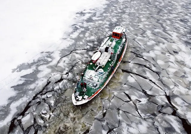 Ice breaking on the Regalica River in Szczecin, Poland, 16 February 2021. The Regional Water Management Authority decided to send icebreakers up the Regalica River and to Lake Dabie, where a pocket is to be created into which the crushed ice will flow. (Photo by Marcin Bielecki/EPA/EFE)