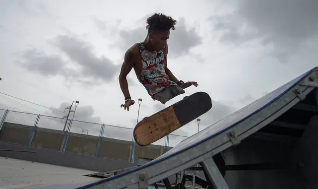 Venezuelan migrant and rap singer, Alfonso Mendoza aka "Alca", 25, practice with his skateboard in a park in Barranquilla, Colombia on September 28, 2018. Alca -who arrived in Colombia nine months ago due to the crisis in his country- was born without legs and changed the wheelchair for a skateboard. At present, he is an example of overcoming adversity, practicing extreme sports, singing rap and giving conferences to young people in vulnerable situations. (Photo by Raul Arboleda/AFP Photo)