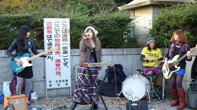 Musicians near Meiji-Jingumae eki, Harajuku. (Photo by ジェローム)