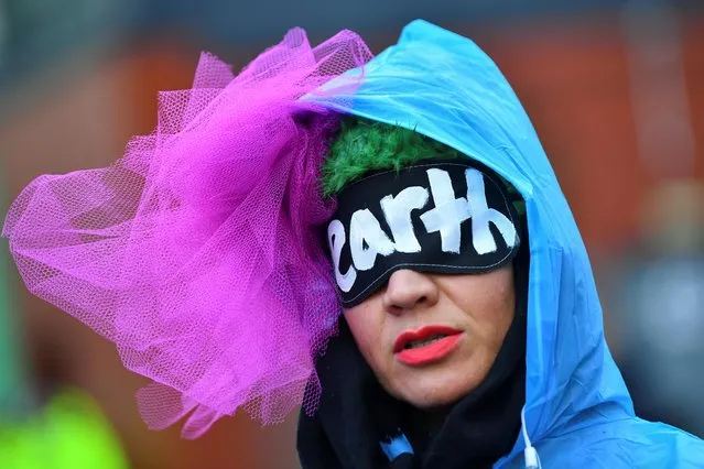 A person demonstrates near the UN Climate Change Conference (COP26) venue, in Glasgow, Scotland, Britain on November 12, 2021. (Photo by Dylan Martinez/Reuters)