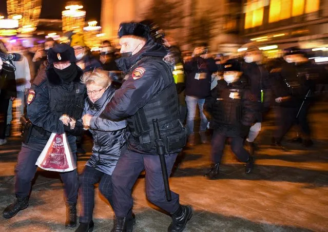 Police officers detain a demonstrator during a protest against Russia's invasion of Ukraine in Moscow on February 24, 2022. Russian President Vladimir Putin launched a full-scale invasion of Ukraine on Thursday, killing dozens and triggering warnings from Western leaders of unprecedented sanctions. Russian air strikes hit military installations across the country and ground forces moved in from the north, south and east, forcing many Ukrainians flee their homes to the sounds of bombing. (Photo by Alexander Nemenov/AFP Photo)