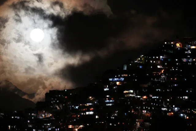 The rising supermoon is seen over the slum of Petare in Caracas, Venezuela November 14, 2016. (Photo by Carlos Garcia Rawlins/Reuters)
