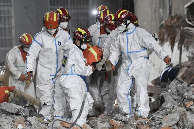 In this photo released by Xinhua News Agency, rescue workers evacuate the 10th survivor pulled alive after being trapped 132 hours from the debris of a self-built residential structure that collapsed in Changsha in central China's Hunan Province on Thursday May 5, 2022. Rescuers in central China have pulled the woman alive from the rubble of a building that partially collapsed almost six days earlier, state media reported Thursday. (Photo by Shen Hong/Xinhua via AP Photo)