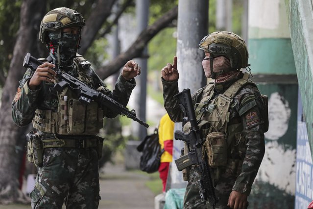 Special Action Forces (SAF) secure the main road and footbridges along the main road leading to the House of Representatives Congress in Quezon City, Philippines ahead of the State of the Nation address Monday, July 25, 2022. (Photo by Gerard Carreon/AP Photo)