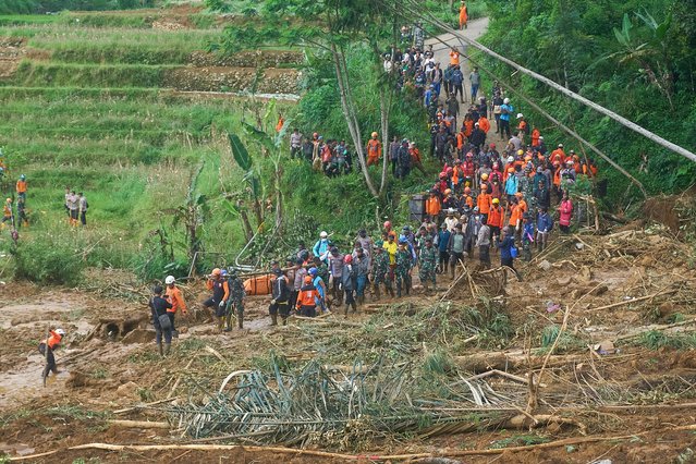 Rescuers carry the body of a victim in a landslide-affected area in Pekalongan Regency, Central Java, Indonesia, 23 January 2025. The death toll from a landslide on Indonesia's main island of Java risen to 21, with five others reported missing following the landslide that hit Kasimpar Village in Central Java on 20 January 2025, according to Indonesia’s National Board for Disaster Management (BNPB). (Photo by Dausat Mursyid/EPA/EFE)