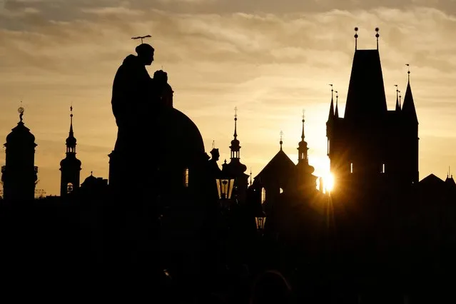 This photograph taken on october 6, 2022, shows the Charles Bridge at sunrise, prior to opening session of the European summit in Prague. Leaders from over 40 countries are set to meet in Prague on October 6, 2022, to launch the “European Political Community”. (Photo by Ludovic Marin/AFP Photo)