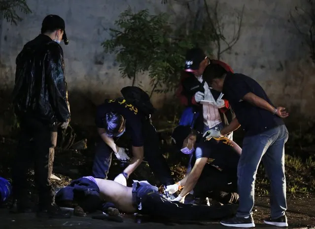 A picture made available on 29 August 2016 shows Filipino police investigators conducting an investigation on a dead body following a police operation against illegal drugs in Kaloocan City, north of Manila, Philippines, 28 August 2016. During his address marking National Hero's Day on 29 August, President Rodrigo Duterte stated that he would take full responsibility for his no-nonsense war against illegal drugs, placing a two million Philippine peso (40,000 euro or 44,800 US dollar) bounty for police officers who are protecting the drug trade in the country. Duterte told police authorities to step up their campaign against illegal drugs in the country.  (Photo by Francis R. Malasig/EPA)