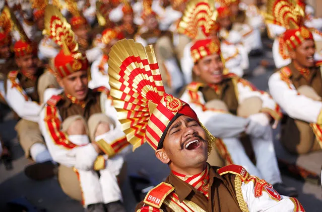 Soldiers take part in a laughter yoga session during their rehearsal for the Republic Day parade on a winter morning in New Delhi, January 11, 2018. (Photo by Adnan Abidi/Reuters)