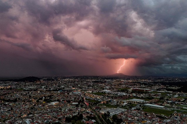 A Lightning bolt strikes during a thunderstorm in Toluca, Mexico on August 27, 2024. (Photo by Mario Vazquez/AFP Photo)