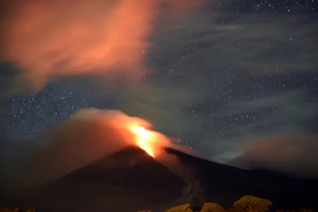 The Fuego volcano, seen from San Juan Alotenango municipality, Sacatepequez departament, about 65 km southwest of Guatemala City, erupts on November 10, 2015. Emergency service officials in Guatemala on Tuesday issued an orange alert over increasing eruptions from the country's southeastern Fuego volcano and ordered the evacuation of a nearby hotel. (Photo by Johan Ordonez/AFP Photo)