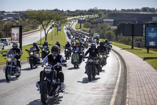 Motorcyclists enjoy the mass ride during the annual Distinguished Gentleman’s Ride (DGR) in Johannesburg, South Africa, 21 May 2023. The annual mass motorcycle ride, founded in Australia by Mark Hawwa, has seen 340,000 vintage and classic motorcyclists ride to raise donations for men's cancer research and men's mental health. (Photo by Kim Ludbrook/EPA)
