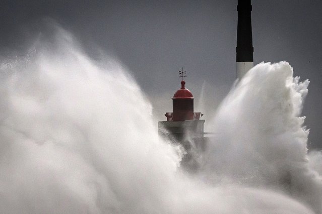 Waves break on the Digue Nord lighthouse in Le Havre, western France, on October 23, 2025. Winds gusted at over 100 km/h across much of France on October 23, 2025 morning as autumn storm Benjamin swept through the country. Meteo France classified the storm as “severe” and issued an orange alert for 19 departments. (Photo by LLoic Venance/AFP Photo)