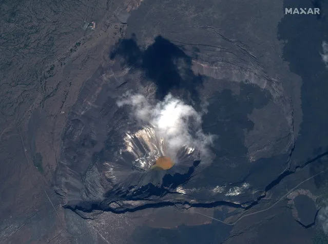 A Maxar's WorldView-2 satellite natural color image shows a closer view of the Kilauea volcano crater before eruption in Hawaii, U.S., December 21, 2020. (Photo by Satellite image ©2020 Maxar Technologies/Handout via Reuters)