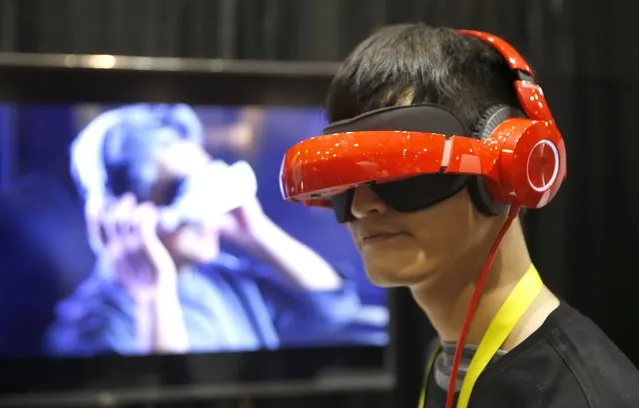 Eric Yu of Royole models the company's foldable Smart Mobile Theater system during "CES Unveiled," a preview event of the 2016 International CES trade show, in Las Vegas, Nevada January 4, 2016. The $700.00 system has noise-canceling headphones and a viewing system that is vision correctable so you don't need to wear your glasses, Yu said. (Photo by Steve Marcus/Reuters)