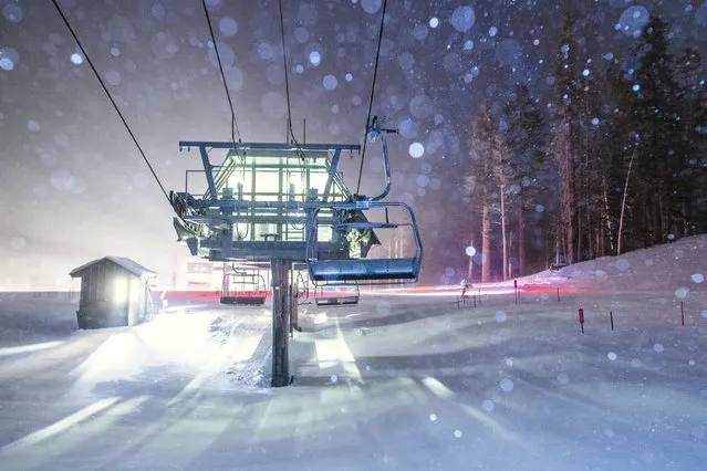 This photo provided by Mammoth Mountain Ski Area shows fresh snow fall over one of the chair lifts at Mammoth Mountain Ski Area in Mammoth Lakes, Calif., Wednesday, January 16, 2019. A Pacific storm that brought fears of dangerous mudslides and a rare blizzard warning in the Sierra Nevada was less fierce than expected but hundreds of homes in fire-scarred California areas remained under evacuation orders as more rain was expected. (Photo by Peter Morning/Mammoth Mountain Ski Area via AP Photo)