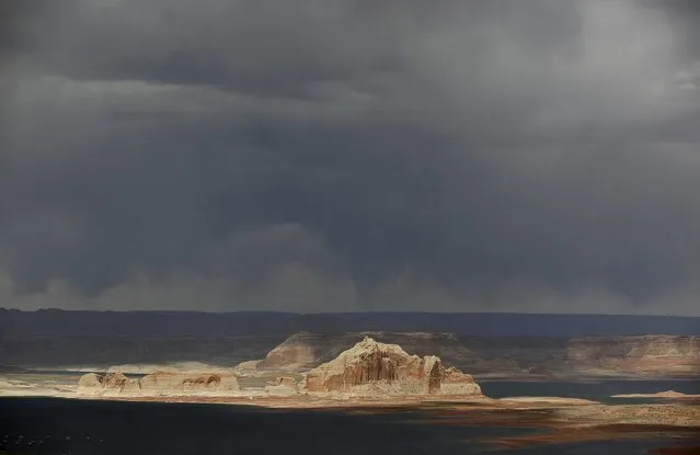 Rain evaporates in the sky before reaching the Colorado River fed Lake Powell outside Page, Arizona, April, 14, 2015. (Photo by Jim Urquhart/Reuters)