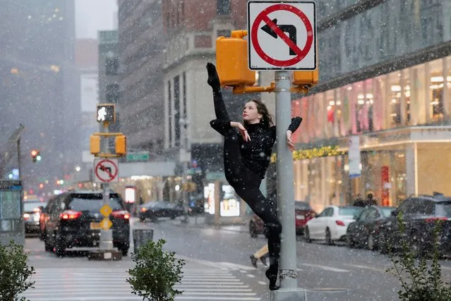 Dancer Skye Madison Murphy poses for a photographer as snow falls in New York City, U.S. on January 6, 2024. (Photo by Andrew Kelly/Reuters)